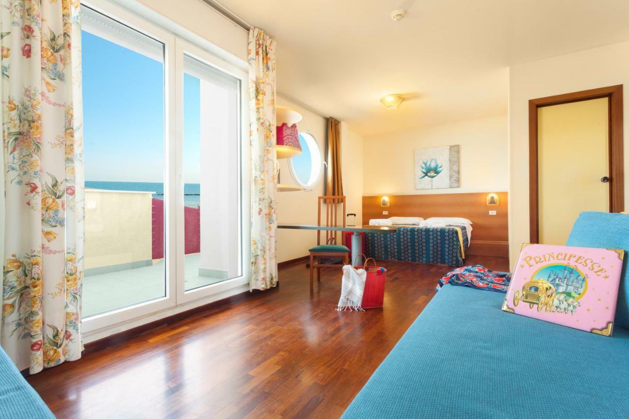Hotel Atlantic Vista Mare Pesaro Ngoại thất bức ảnh