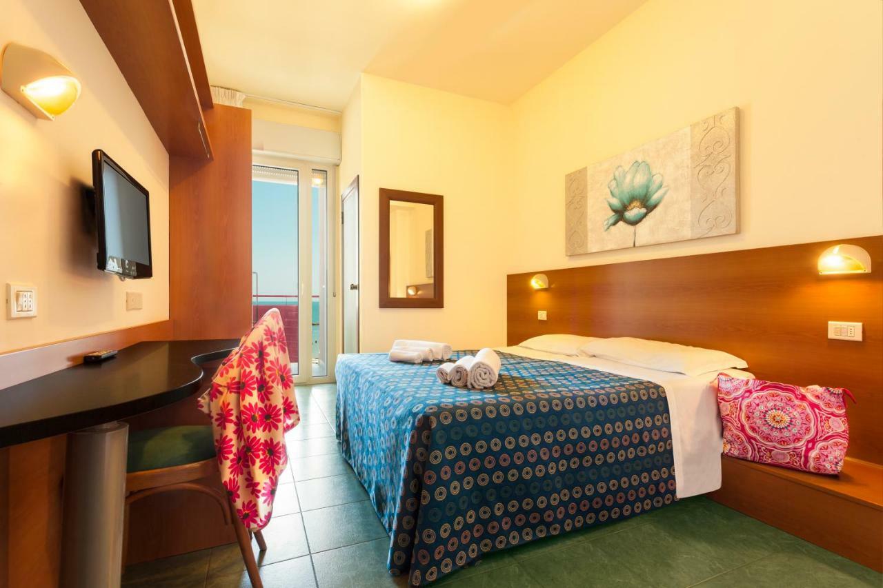 Hotel Atlantic Vista Mare Pesaro Ngoại thất bức ảnh