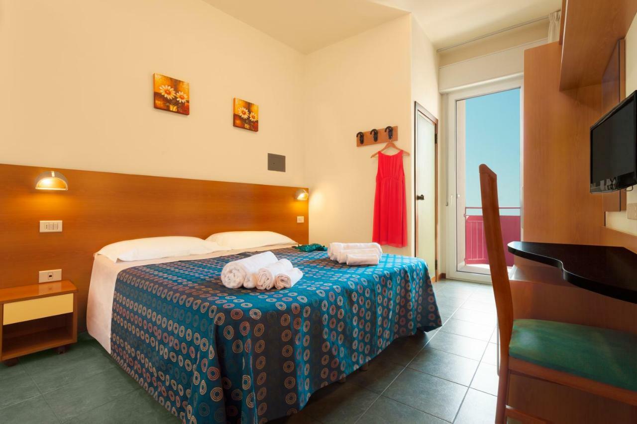 Hotel Atlantic Vista Mare Pesaro Ngoại thất bức ảnh