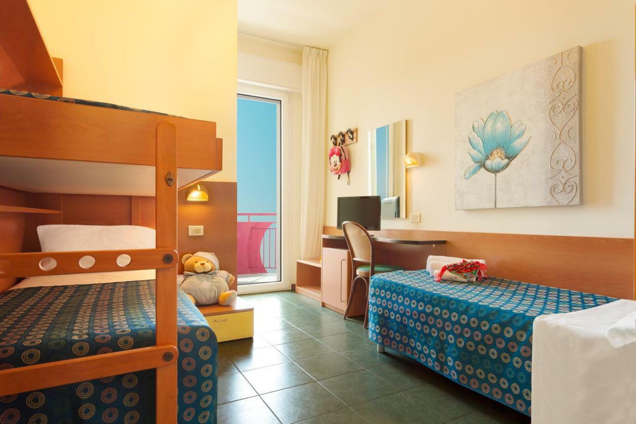 Hotel Atlantic Vista Mare Pesaro Ngoại thất bức ảnh